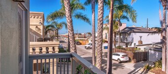 Relax & Unwind! Funky Beach House 1/2 Block to Sand, Dogs Welcome, Huge Patio!