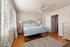 3 bedrooms, desk, iron/ironing board, travel cot