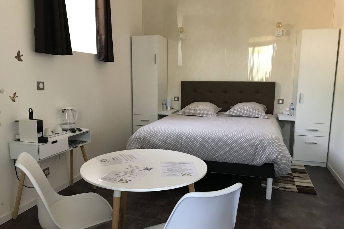 Kamar Double Romantis | Seprai premium, tirai kedap cahaya, kedap suara, dan Wi-Fi gratis