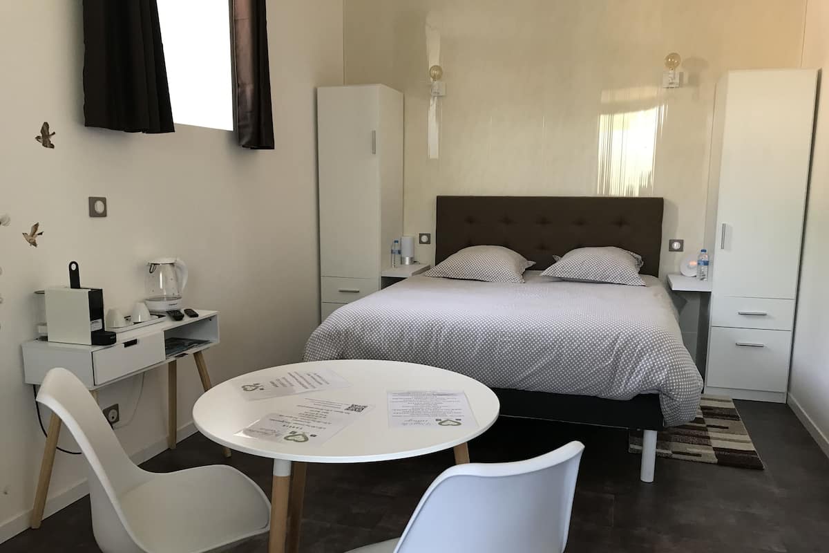 Romantic Double Room | Peralatan tempat tidur premium, dihias secara berasingan