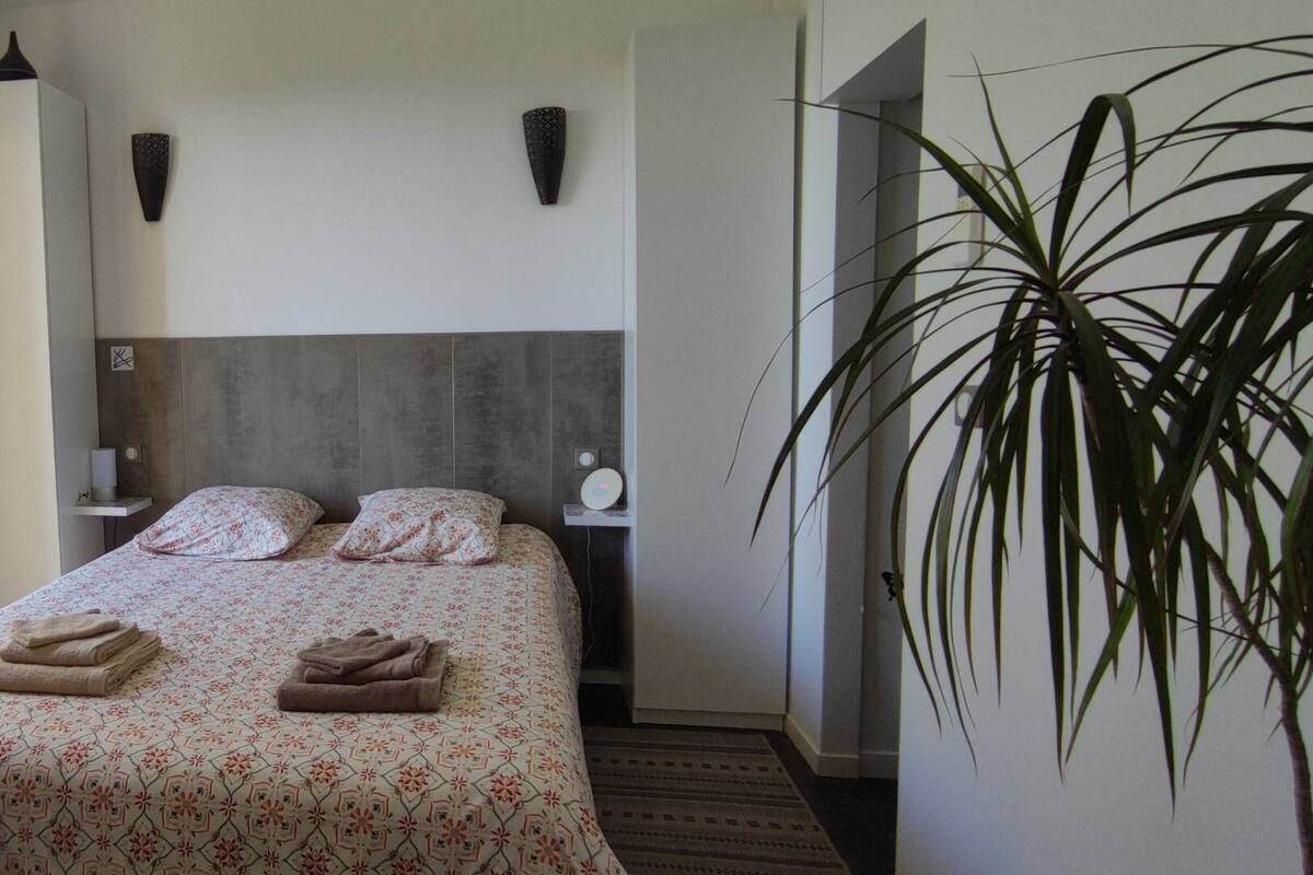 Kamar Double Comfort, 1 Tempat Tidur Queen | Seprai premium, tirai kedap cahaya, kedap suara, dan Wi-Fi gratis
