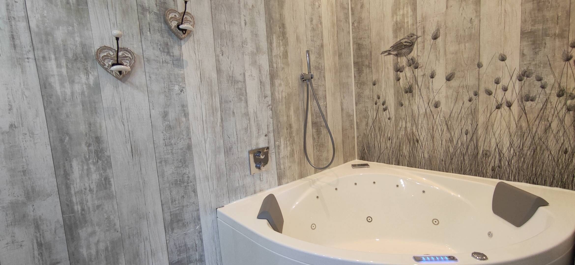 Honeymoon Room | Bathroom | Free toiletries, hair dryer, towels, soap