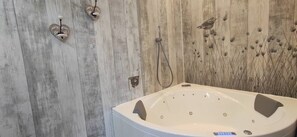Honeymoon Room | Bathroom | Free toiletries, hair dryer, towels, soap - Maison d'hôtes Cœur d'hérault (Péret)