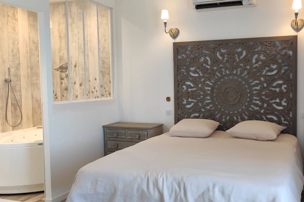 Honeymoon Room | Peralatan tempat tidur premium, dihias secara berasingan
