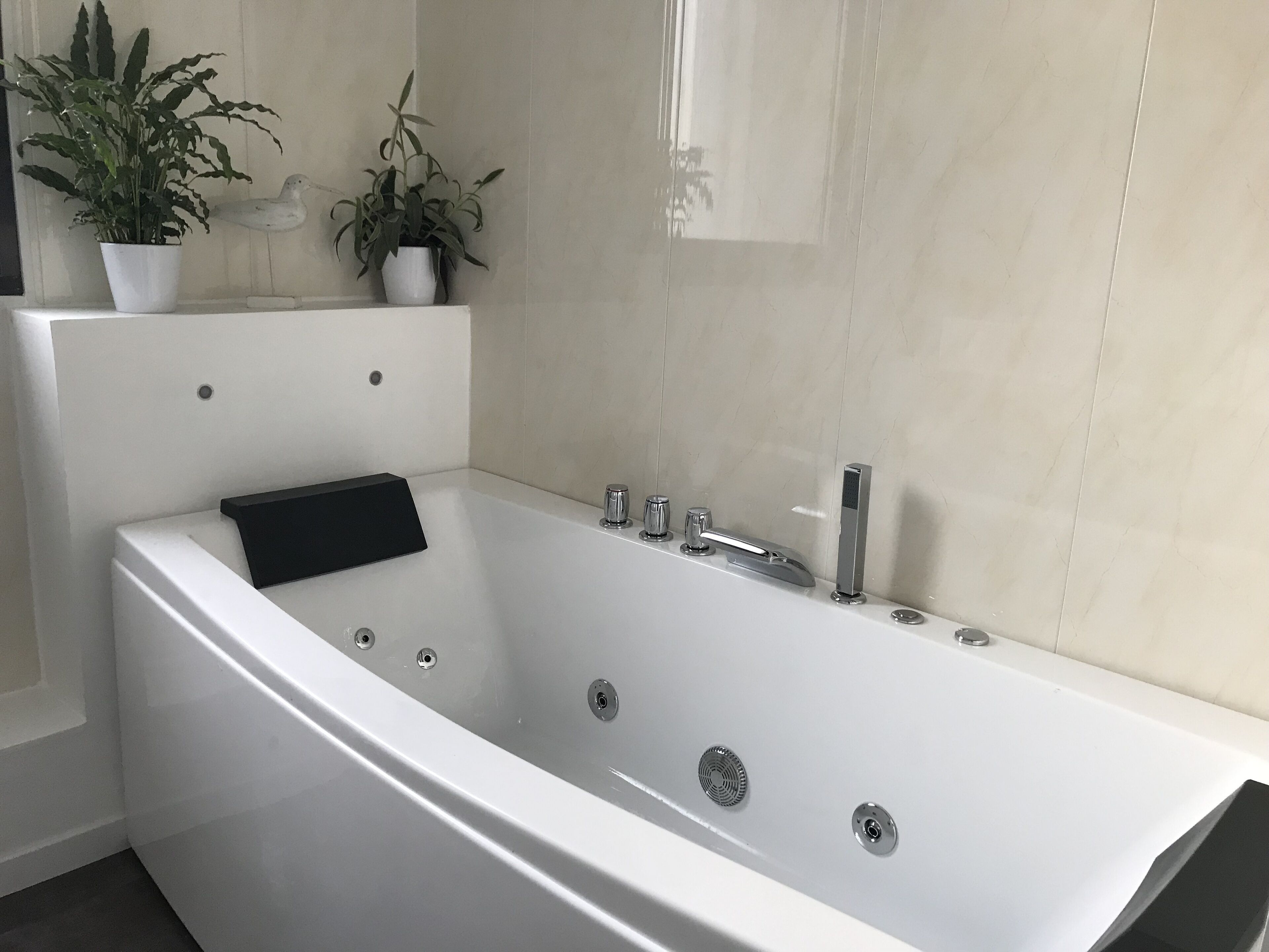 Quarto casal romântico | Banheiro | Banheira de hidromassagem, produtos de toalete grátis