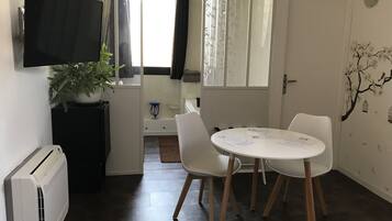 Romantische tweepersoonskamer | Luxe beddengoed, individueel gedecoreerd, individueel gemeubileerd