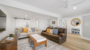 TV - Coastal Escape - Newly renovated holiday home in North Haven (North Haven)