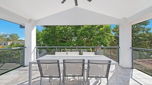 Outdoor dining - Coastal Escape - Newly renovated holiday home in North Haven (North Haven)