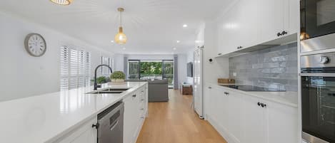 Réfrigérateur, four à micro-ondes, un four, surface de cuisson