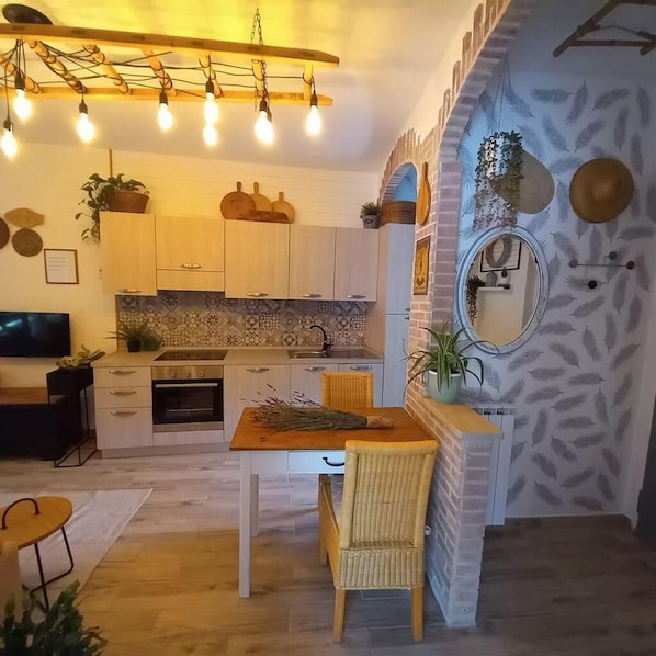 Casa | Cocina privada | Refrigerador, horno, parrilla de estufa y tetera eléctrica 