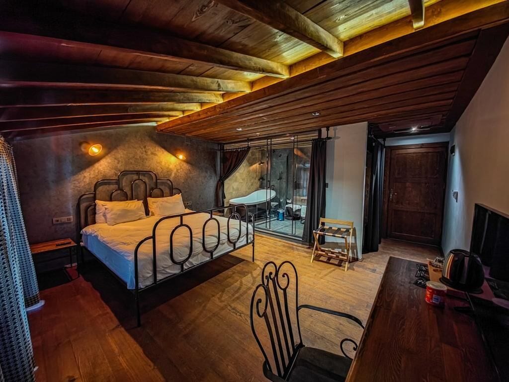 Habitación doble Premium | Minibar, espacio para trabajar con laptop, wifi gratis y ropa de cama 