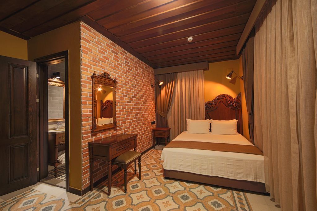 Minibar, khu vực làm việc phù hợp cho laptop 