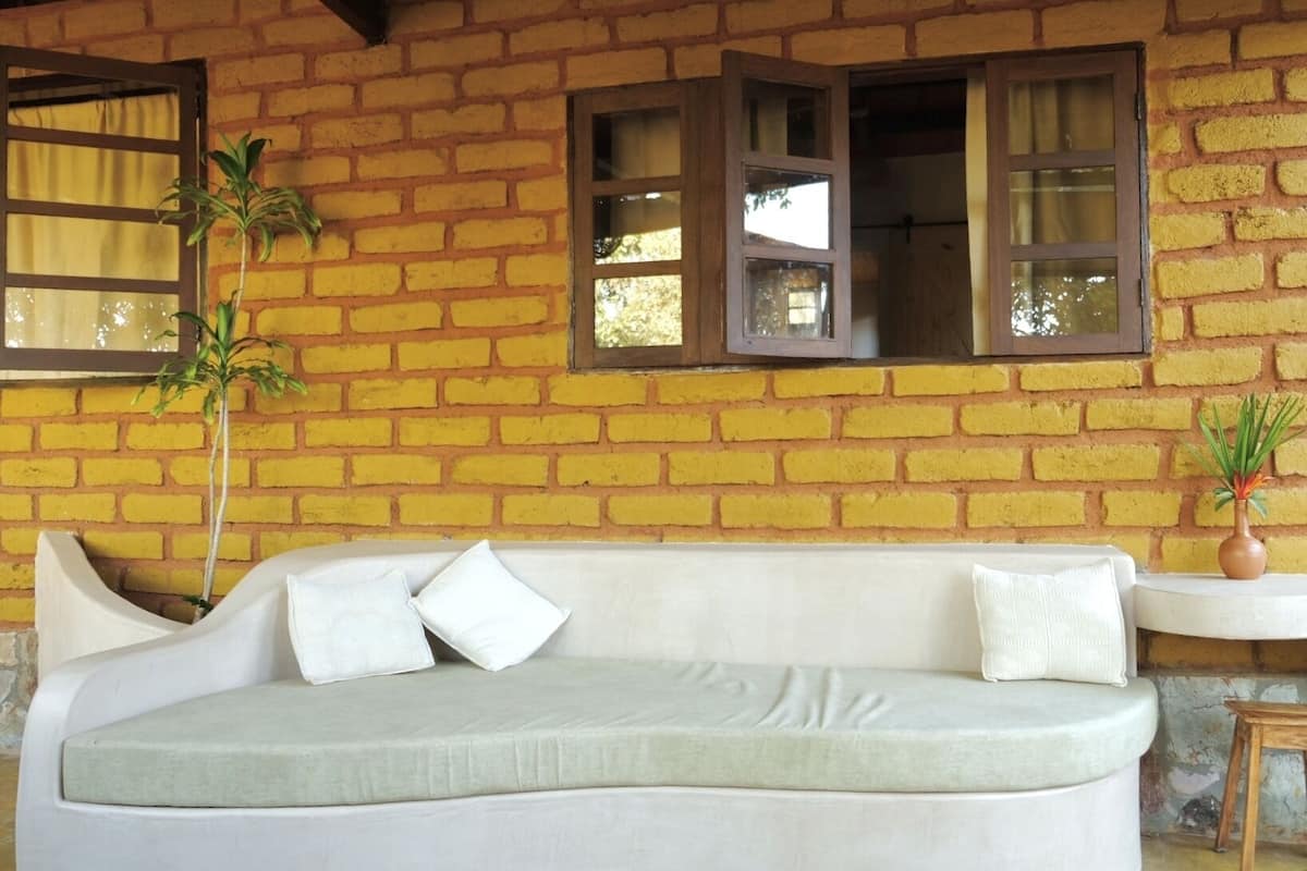 Standard-Doppel- oder -Zweibettzimmer, 1 Schlafzimmer, Terrasse, Gartenblick | 1 Schlafzimmer, individuell eingerichtet, Bettwäsche