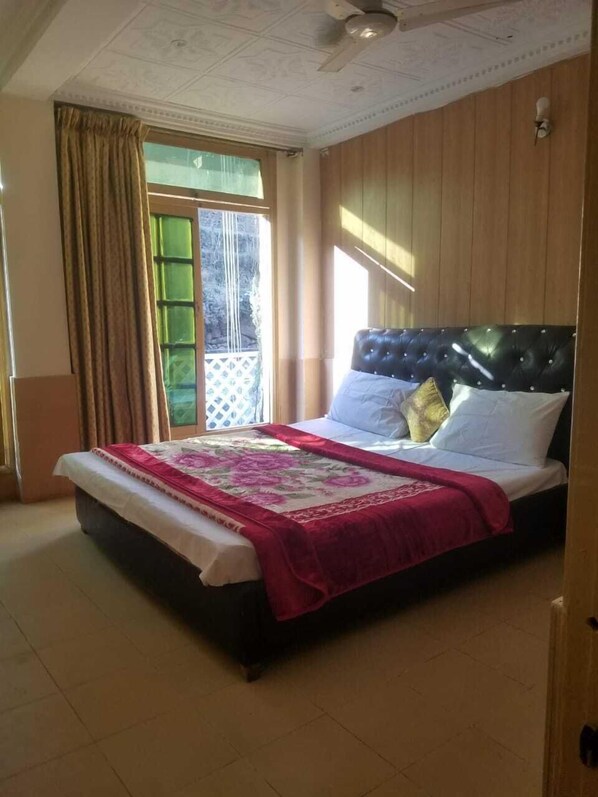 Habitación Deluxe con 1 cama matrimonial o 2 individuales | Tabla de planchar con plancha y wifi gratis