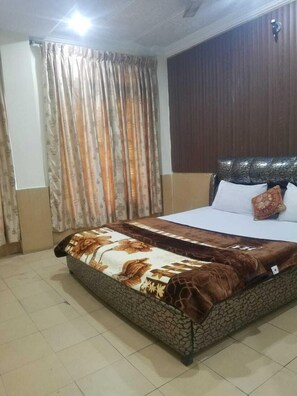 Habitación Deluxe con 1 cama matrimonial o 2 individuales | Tabla de planchar con plancha y wifi gratis