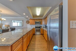 Private kitchen - Surfmaster 402 - Three Bedroom, Three Bath Oceanfront Condo (Garden City Beach)