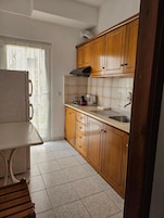 Cookware/dishes/utensils