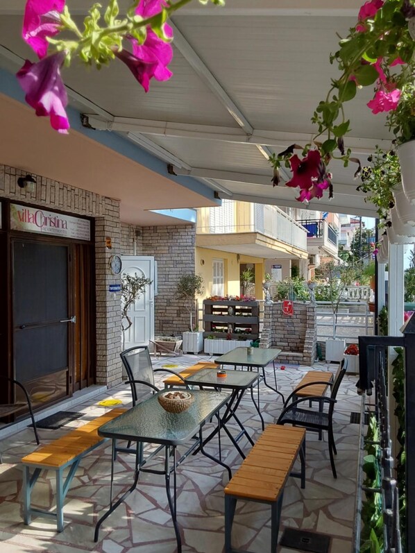 Outdoor dining - Christina hotel (Katerini)