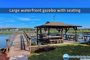 Outdoor dining - Marsh Oak | Luxury 4 Bed, 4 Bath Inlet Front New Home with Dock (Garden City Beach)