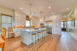 冷蔵庫、電子レンジ、オーブン、コンロ