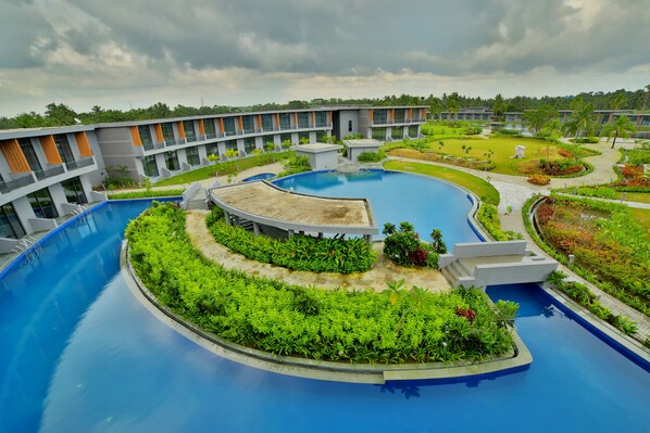 Una piscina al aire libre