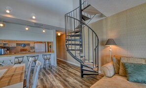 Living area - Sun Dial 33 -Three Bedroom, Two Bath Oceanfront Condo in Garden City Beach (Garden City Beach)