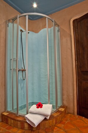 Dusche, Haartrockner, Handtücher, Toilettenpapier