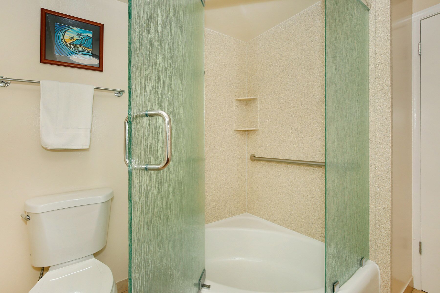 Combined shower/tub, hair dryer, towels