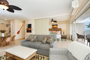 Smart TV - Beachfront, Peek-a-Boo Ocean Views, Washer/Dryer, A/C, Wi-Fi! (Honolulu)