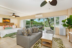 Smart TV - Beachfront, Peek-a-Boo Ocean Views, Washer/Dryer, A/C, Wi-Fi! (Honolulu)