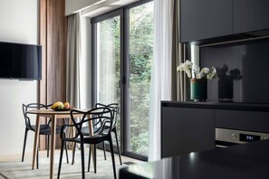 Colchones Select Comfort y caja de seguridad en la habitación 