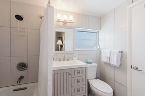 Badewanne, Haartrockner, HandtĂŒcher, Seife