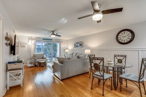 Condo, 2 Bedrooms | Living area