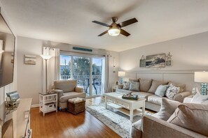 Condo, 2 Bedrooms | Living area
