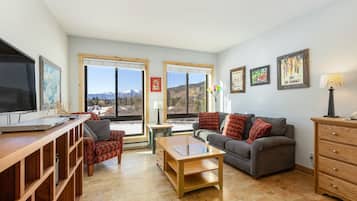 Studio | Living area | Flat-screen TV