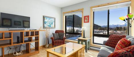 Studio | Living area | Flat-screen TV