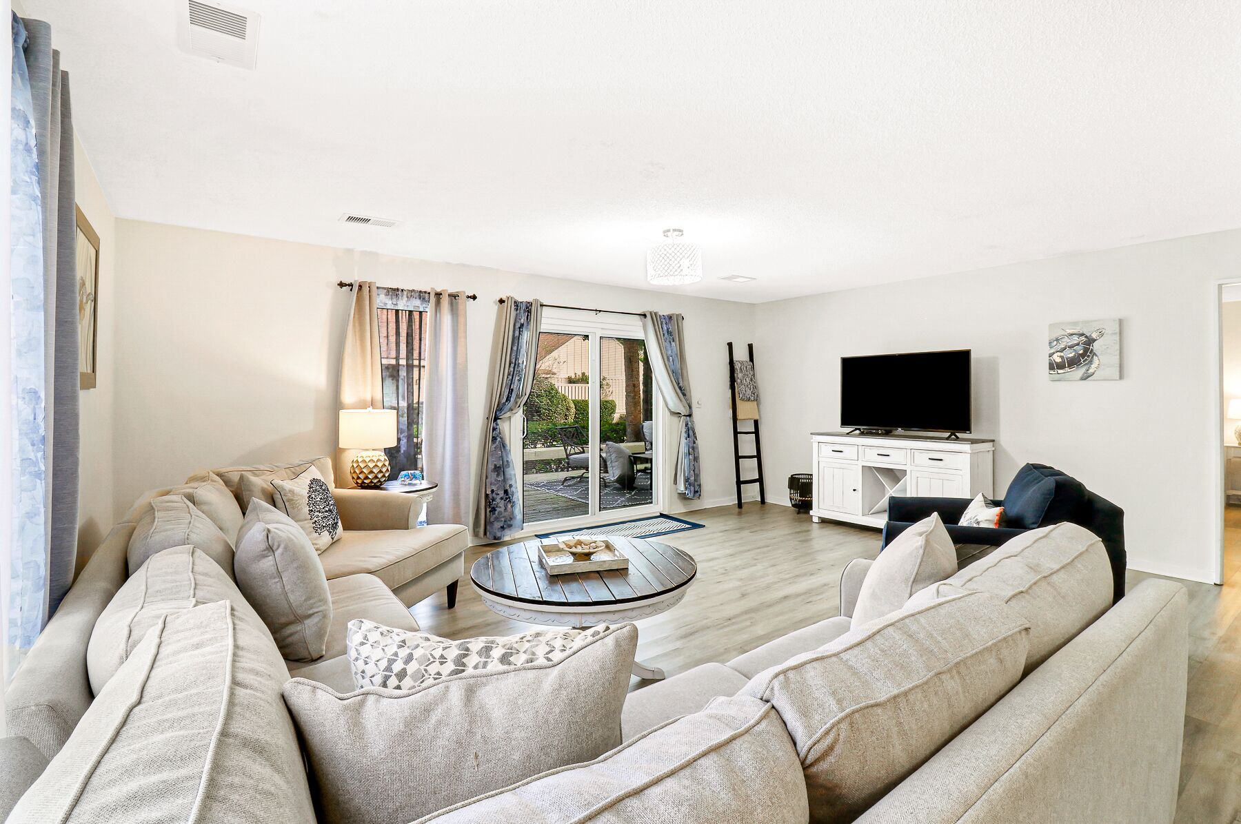 Private Newly Updated End Unit With Community Pool, Minutes From The Beach!