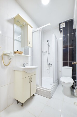 Studio Suite Deluxe | Phòng tắm | Buồng tắm vòi sen, đồ dùng nhà tắm được thiết kế riêng, máy sấy tóc