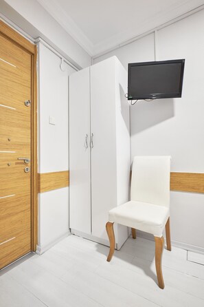 Habitación económica, 1 habitación, para no fumadores | 1 habitación, ropa de cama de alta calidad, minibar y escritorio 