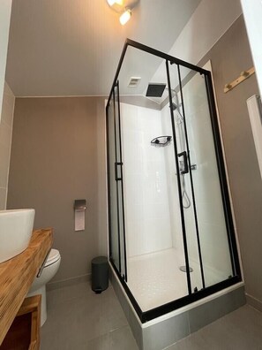 Bathtub, hair dryer