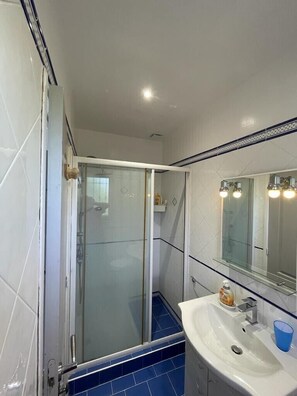 Bathtub, hair dryer