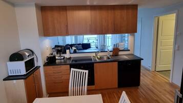 Kjøleskap, mikrobølgeovn, kokeplater og oppvaskmaskin