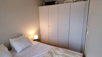 2 bedrooms, iron/ironing board, WiFi