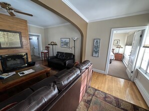 Televisión y chimenea 