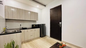 Geladeira grande, micro-ondas, cooktop, torradeira