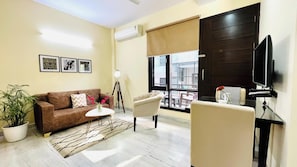 Appartement Standard, 1 chambre | Coin séjour | Télévision LED de 32 pouces avec chaînes par satellite, télévision