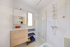 Shower - Charming T2 apartment near the sea - Residence with trees and swimming pool (Le Pradet)