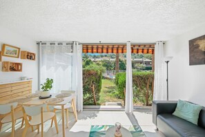 Dining - Charming T2 apartment near the sea - Residence with trees and swimming pool (Le Pradet)