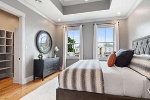 5 chambres, bureau, fer et planche à repasser, lit parapluie