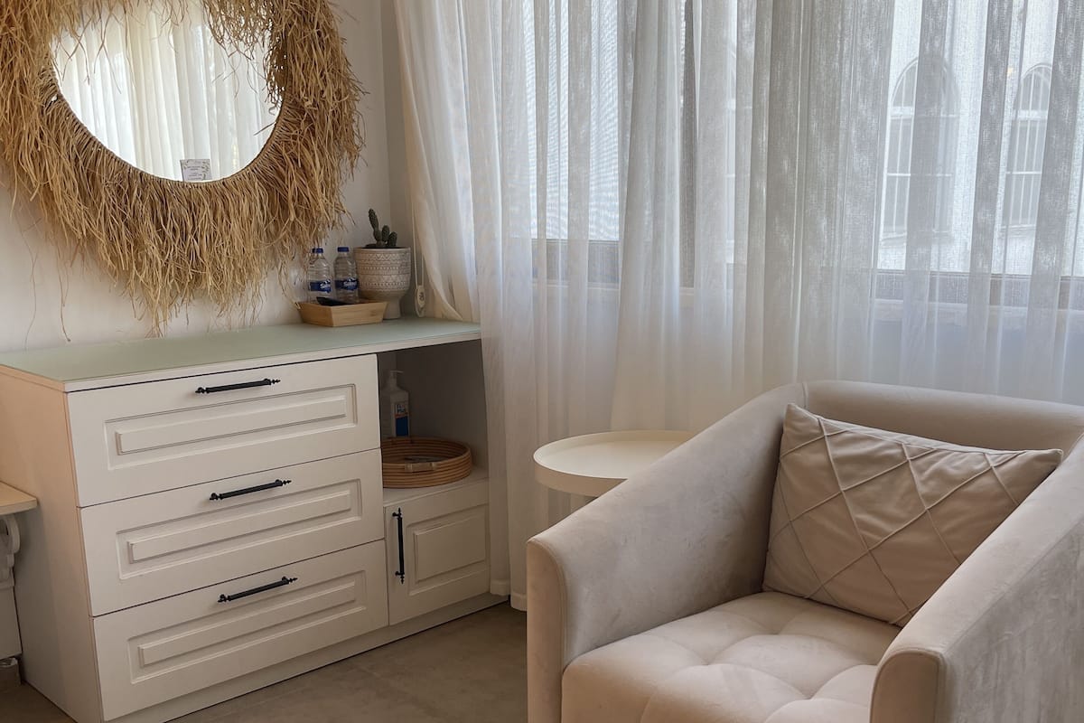 standard double room, 1 queen bed, non smoking, ensuite | 1 bedroom, down duvets, select comfort beds, blackout curtains